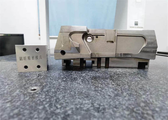 El molde personalizado P20 718H 738H inserta los componentes del molde de procesamiento de la máquina de 5 ejes